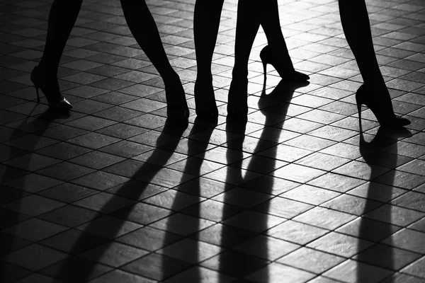 スタイリッシュな靴の女性の足 — ストック写真