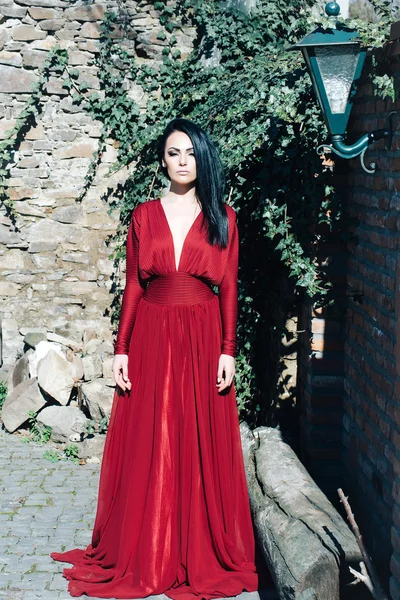 Mulher em vestido vermelho ao ar livre — Fotografia de Stock