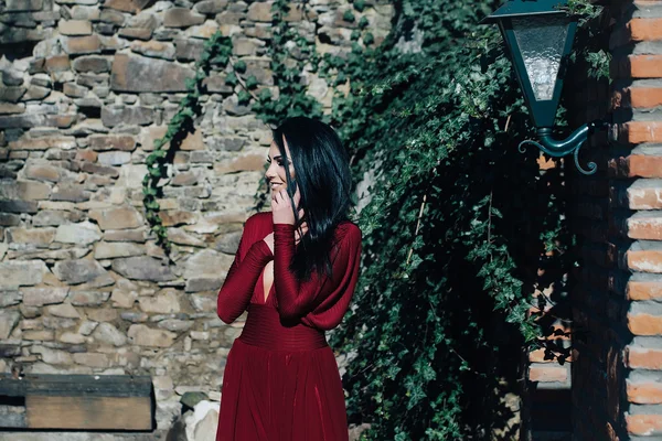 Femme en robe rouge de plein air — Photo