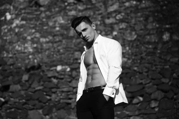 Tişörtlü adam açık ağzı açık kalakaldı 