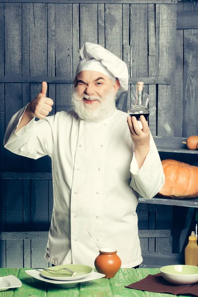 Homem cozinheiro preparar comida — Fotografia de Stock