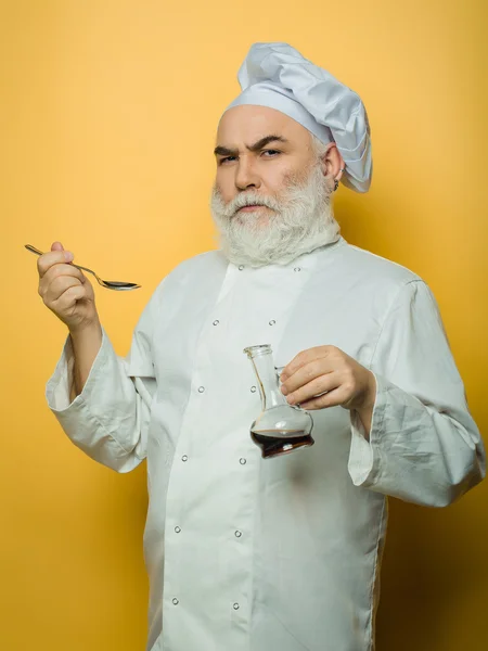 Cozinhe com molho em garrafa — Fotografia de Stock