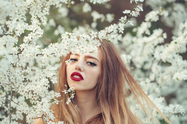 Pretty girl in blossom — Stock Photo, Image