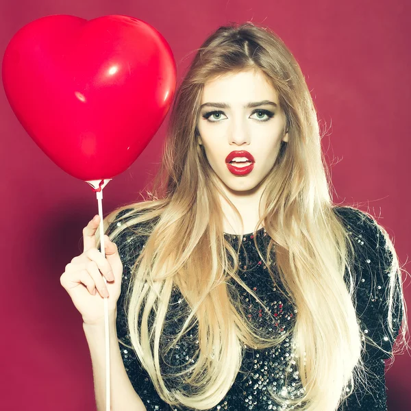 Kalp balon ile duygusal kız