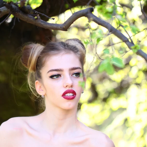 Ağaç bahar çekici kadın