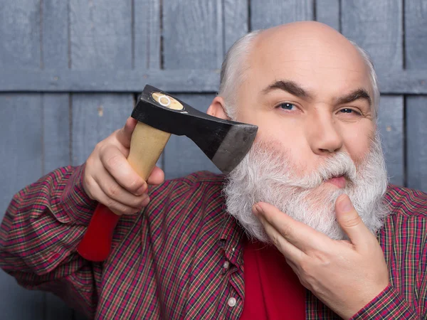 Stary człowiek do golenia z siekierą — Zdjęcie stockowe
