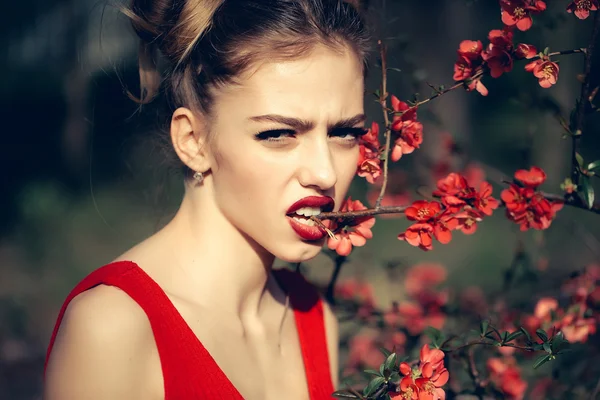 Kadın kırmızı çiçeği ile — Stok fotoğraf