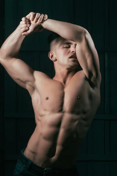 Muskulöser sexy Mann — Stockfoto