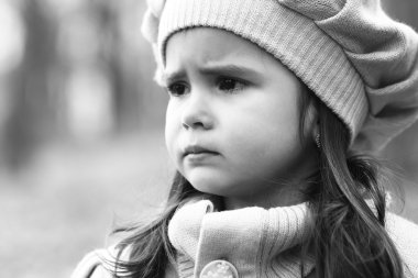 sonbahar ormandaki küçük kız