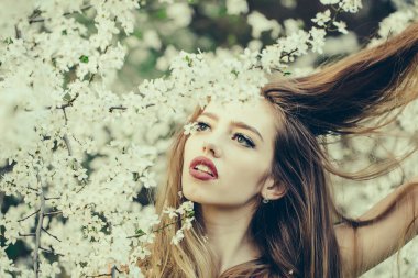 Çiçeği güzel kız