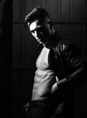 Kas gövde ile tişörtlü adam