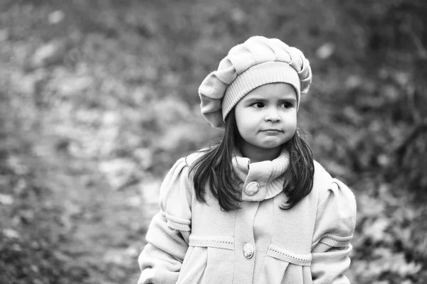 Liten flicka i höst skog — Stockfoto