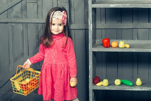 Bambina con cibo di plastica — Foto Stock