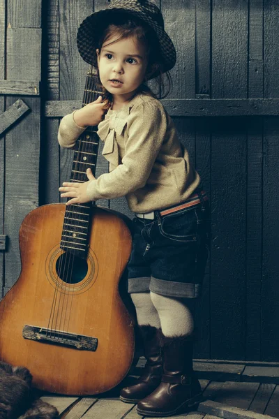 Liten flicka med gitarr — Stockfoto