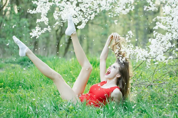 Mooi meisje in bloei — Stockfoto