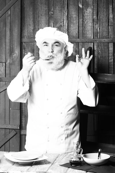 Hombre cocinero preparación de alimentos —  Fotos de Stock