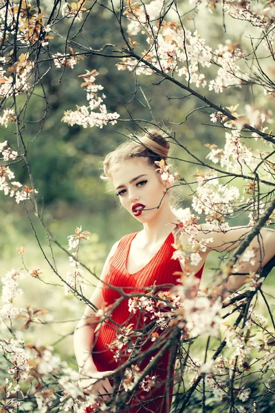 Chica bonita en flor — Foto de Stock