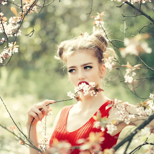 Menina bonita em flor — Fotografia de Stock