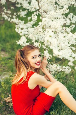 Çiçeği güzel kız