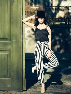 kadının yanına ahşap kapı