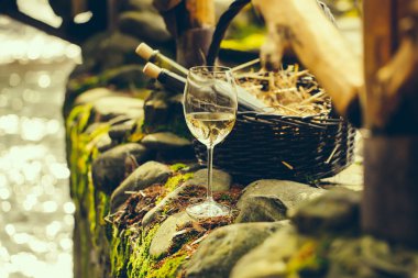 Şarap cam şişe sepet içinde yakınındaki