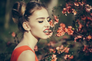 Kadın kırmızı çiçeği ile