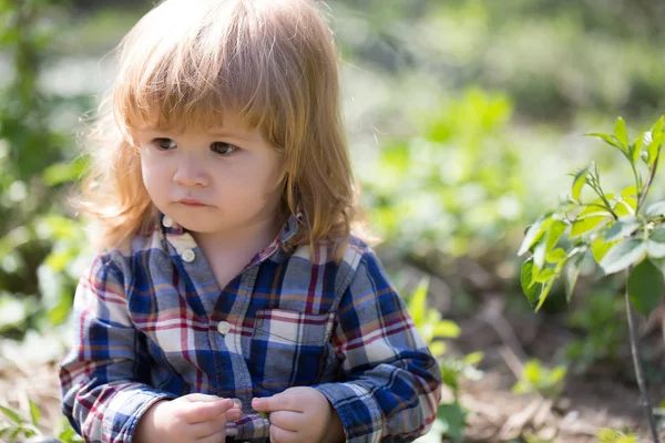 Niño pequeño al aire libre —  Fotos de Stock