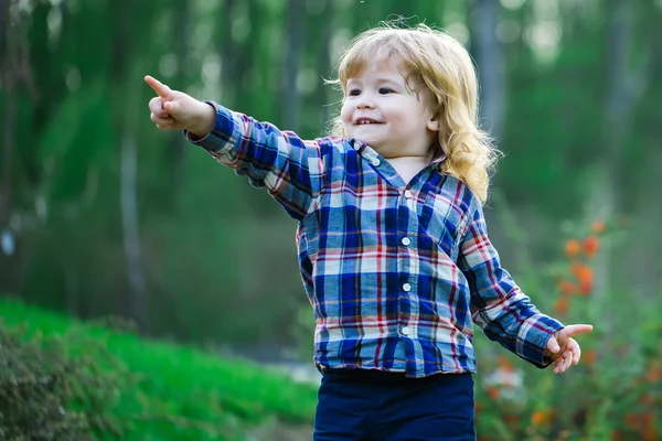 Kleine jongen buiten — Stockfoto