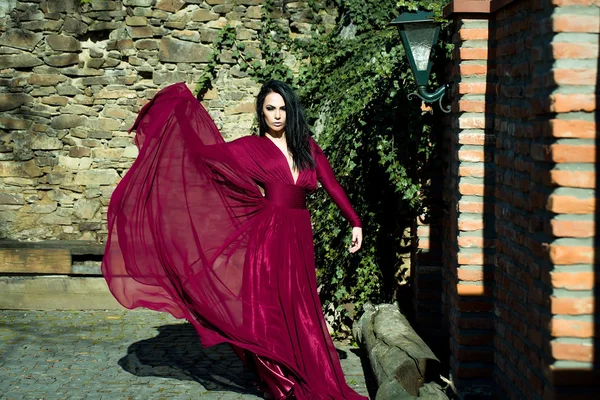 Mulher em vestido vermelho ao ar livre — Fotografia de Stock