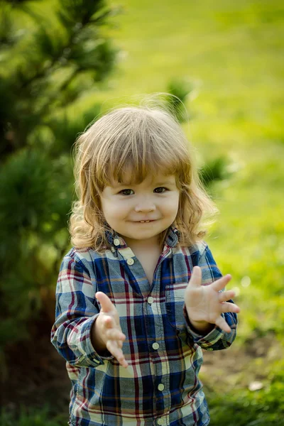 Kleine jongen buiten — Stockfoto