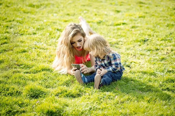 여자와 잔디에 작은 소년 — 스톡 사진