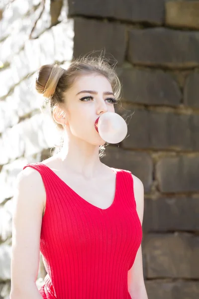 Женщина с жевательным пузырём — стоковое фото