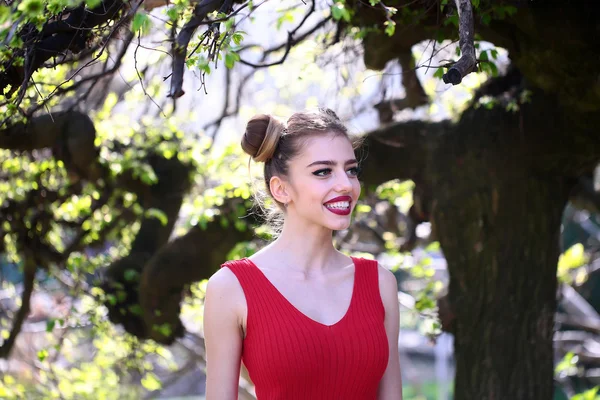 Aantrekkelijke vrouw met lente boom — Stockfoto