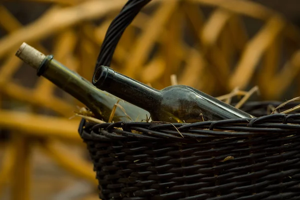 Flessen in picknickmand — Stockfoto