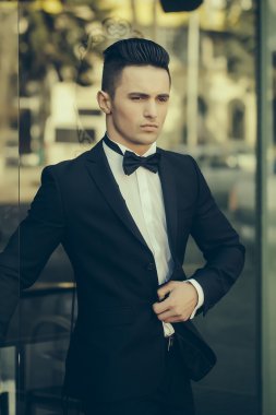 Genç erkek düğmeleri ceket uygun