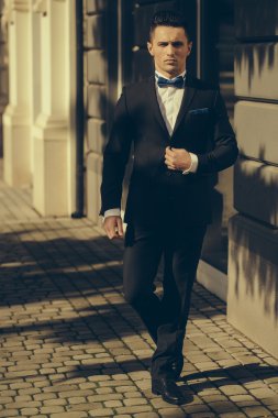 Adamın ciddi bakışla girer 