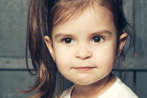 Menina pequena fazendo rostos — Fotografia de Stock