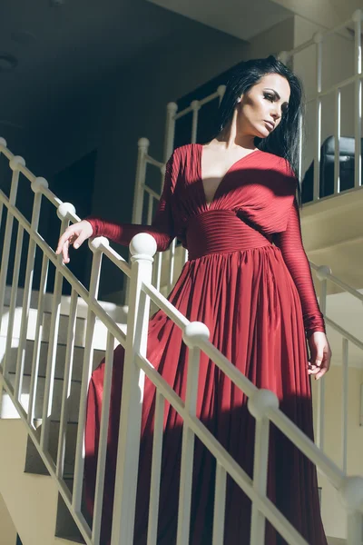 Mulher bonita em vestido vermelho — Fotografia de Stock