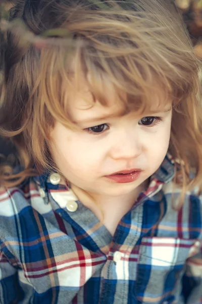 Pequeño chico al aire libre — Foto de Stock