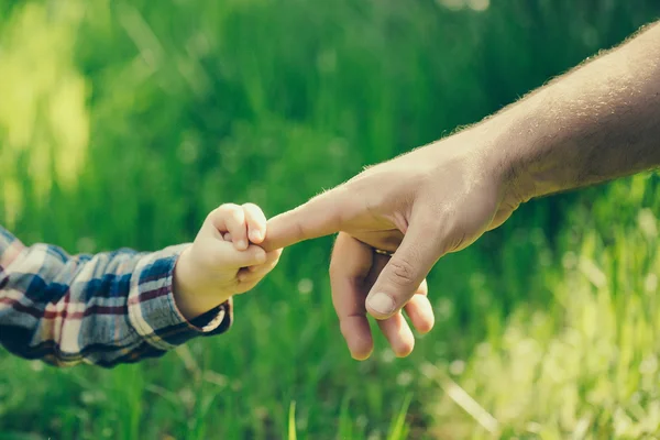 Manos de padre e hijo — Foto de Stock