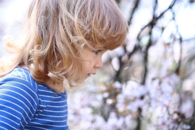 Çiçeği ile küçük çocuk