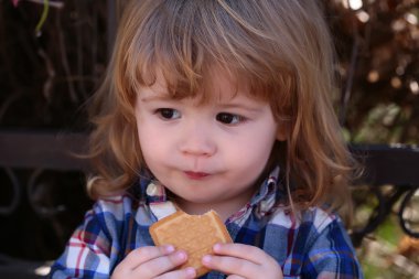 küçük çocuk açık