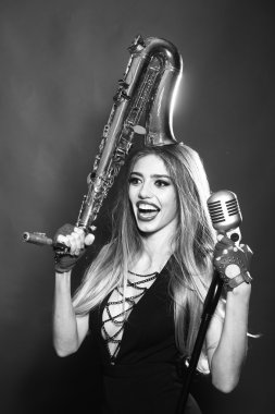 Kadın saksafon ve mikrofon ile