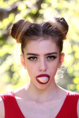 Ağaç bahar çekici kadın