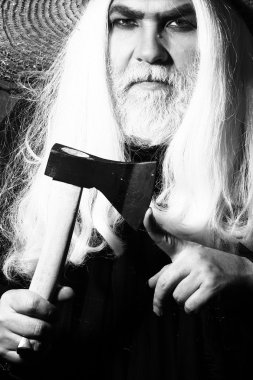 Balta ile şapkalı adam