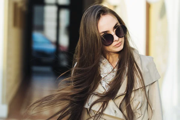 Jovem mulher elegante — Fotografia de Stock