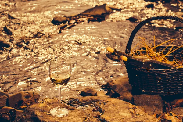 Şarap kadehi ve sepet şişelerde