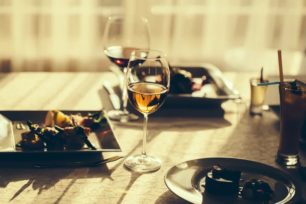 Yemek ve şarap servis