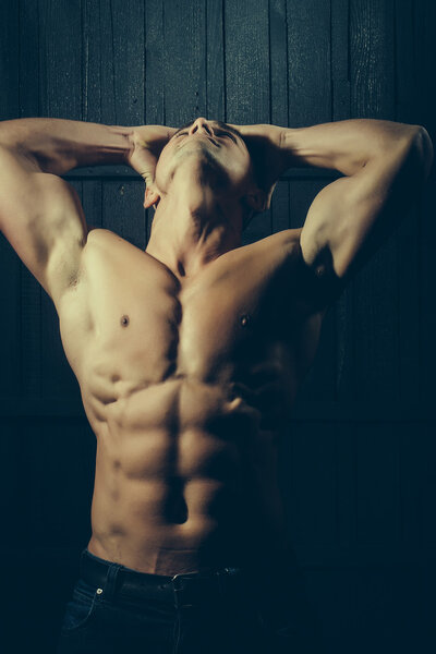 Мышечный сексуальный мужчина
