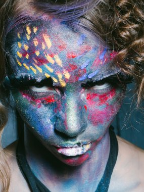 Paited yüz kadınla